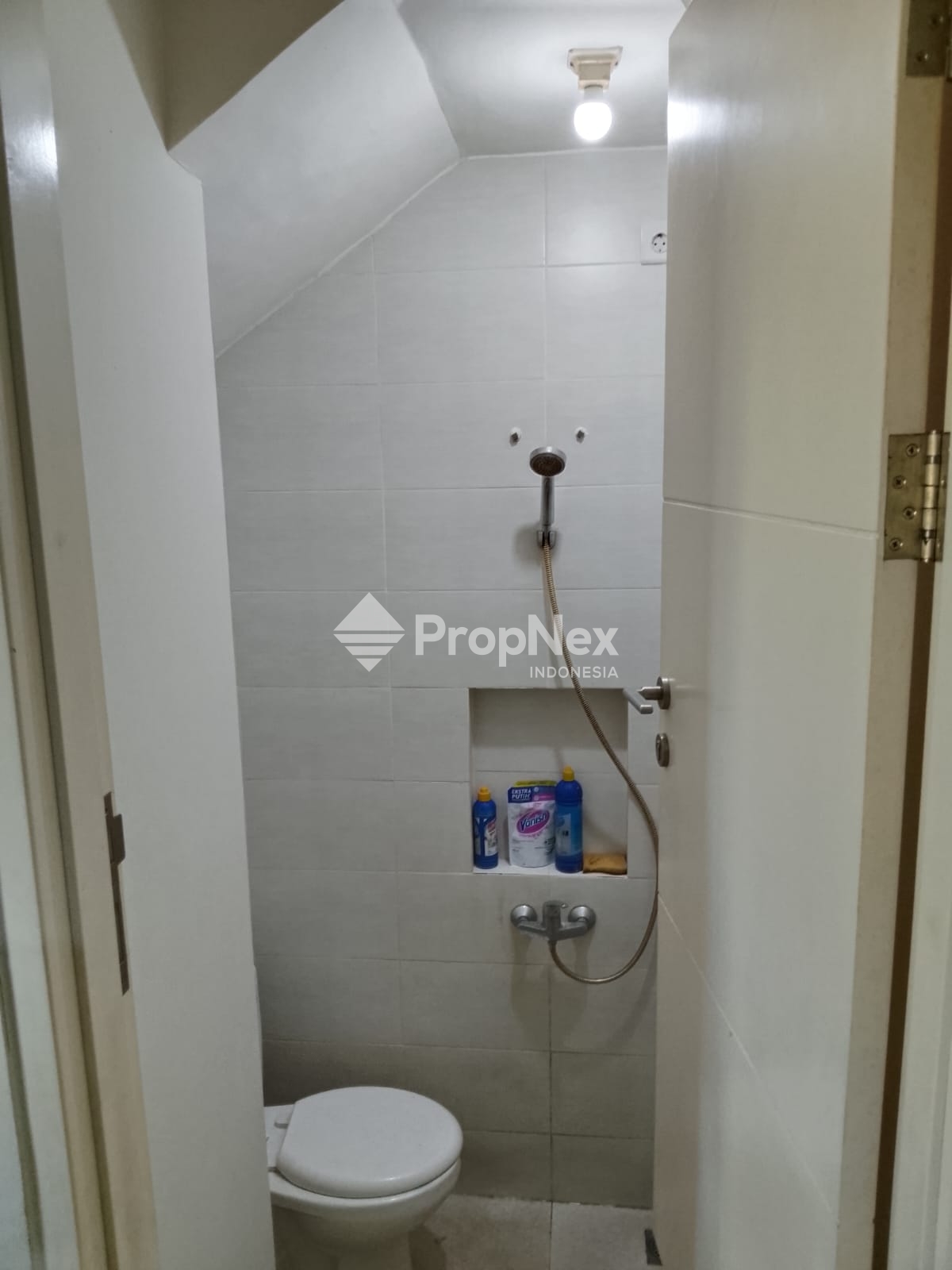DIJUAL / DISEWAKAN – Rumah 2 Lantai North West Hill — foto 3